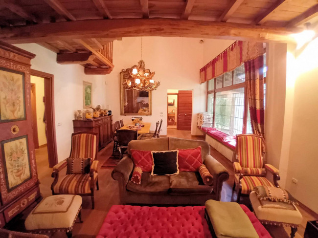 Bellissima villa unifamiliare con annessi parco e piscina in vendita a Marliana