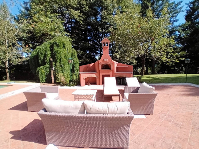 Bellissima villa unifamiliare con annessi parco e piscina in vendita a Marliana