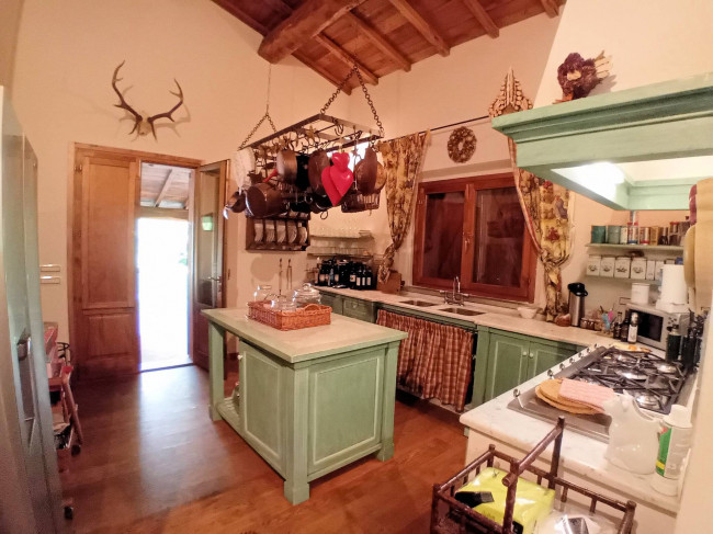 Bellissima villa unifamiliare con annessi parco e piscina in vendita a Marliana