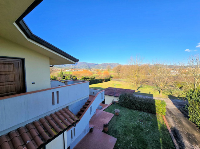 Appartamento posto al piano primo di villetta bifamiliare con garage e giardino in vendita a Buggiano