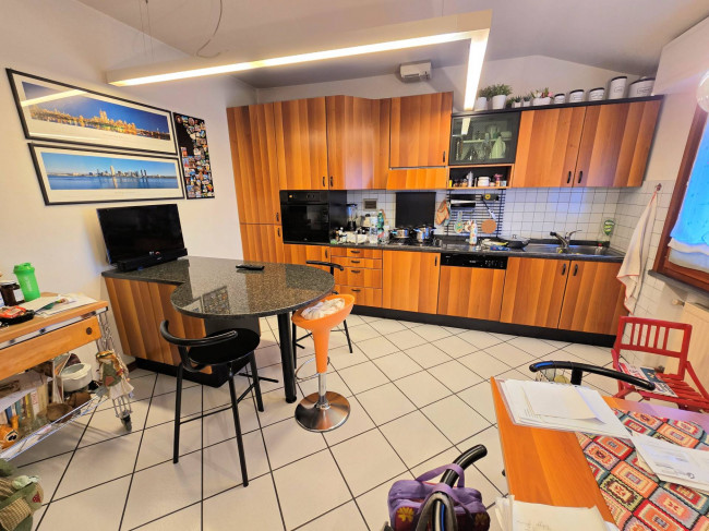 Appartamento posto al piano primo di villetta bifamiliare con garage e giardino in vendita a Buggiano
