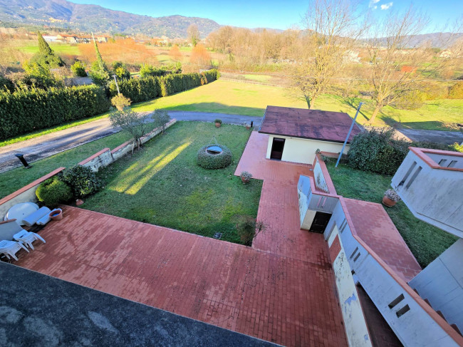Appartamento posto al piano primo di villetta bifamiliare con garage e giardino in vendita a Buggiano