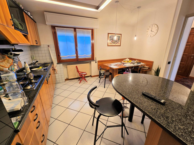Appartamento posto al piano primo di villetta bifamiliare con garage e giardino in vendita a Buggiano