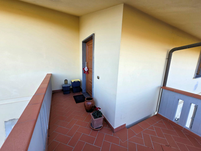 Appartamento posto al piano primo di villetta bifamiliare con garage e giardino in vendita a Buggiano