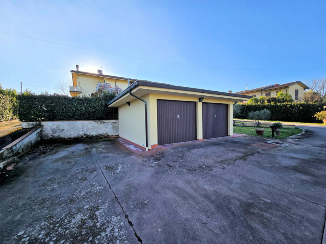 Appartamento posto al piano primo di villetta bifamiliare con garage e giardino in vendita a Buggiano