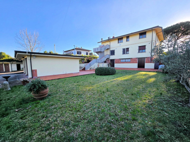 Appartamento posto al piano primo di villetta bifamiliare con garage e giardino in vendita a Buggiano