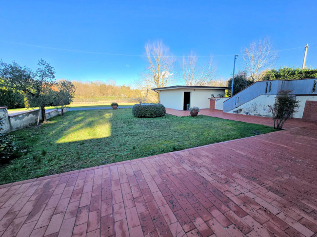 Appartamento posto al piano primo di villetta bifamiliare con garage e giardino in vendita a Buggiano