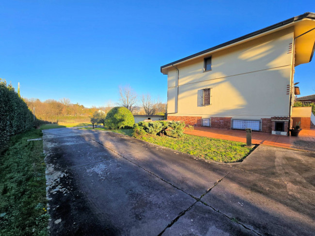 Appartamento posto al piano primo di villetta bifamiliare con garage e giardino in vendita a Buggiano