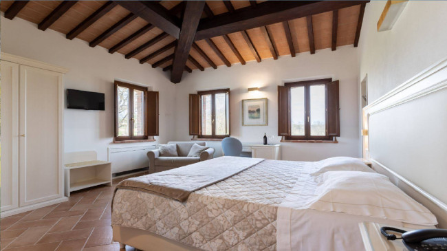 Casale ristrutturato di ampia superficie con piscina e ampio terreno in posizione dominante e panoramica in vendita a Chiusi