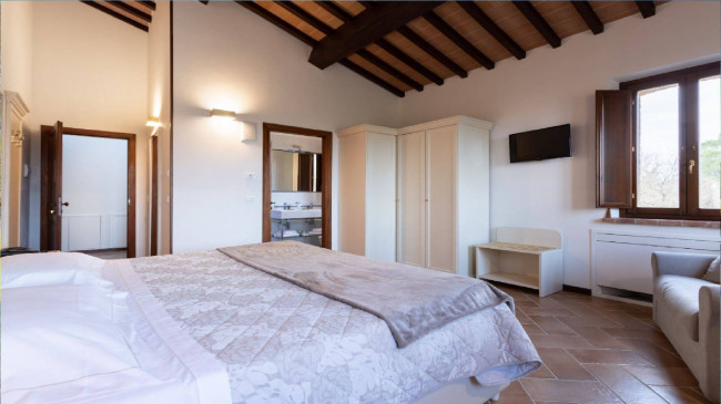 Casale ristrutturato di ampia superficie con piscina e ampio terreno in posizione dominante e panoramica in vendita a Chiusi