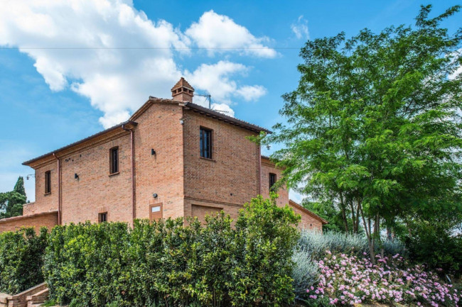 Casale ristrutturato di ampia superficie con piscina e ampio terreno in posizione dominante e panoramica in vendita a Chiusi