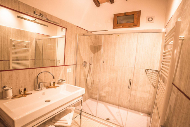 Casale ristrutturato di ampia superficie con piscina e ampio terreno in posizione dominante e panoramica in vendita a Chiusi