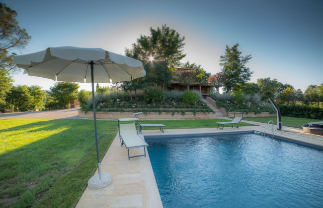 Casale ristrutturato di ampia superficie con piscina e ampio terreno in posizione dominante e panoramica in vendita a Chiusi