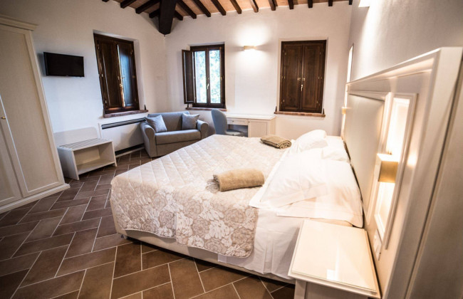 Casale ristrutturato di ampia superficie con piscina e ampio terreno in posizione dominante e panoramica in vendita a Chiusi