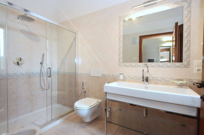 Casale ristrutturato di ampia superficie con piscina e ampio terreno in posizione dominante e panoramica in vendita a Chiusi