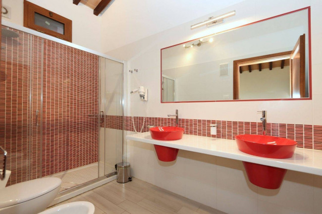 Casale ristrutturato di ampia superficie con piscina e ampio terreno in posizione dominante e panoramica in vendita a Chiusi