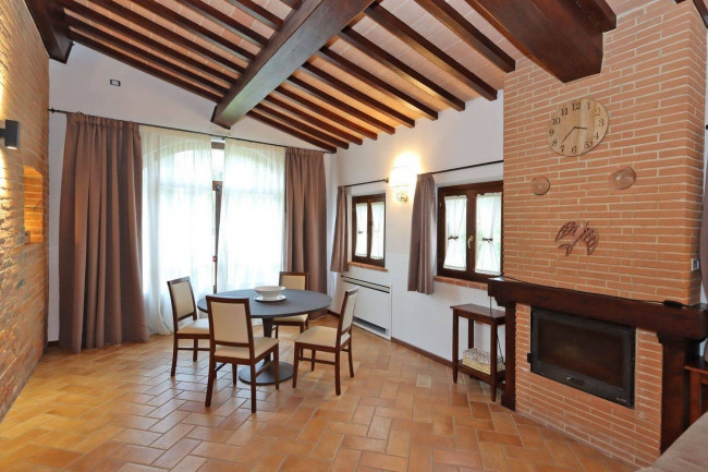 Casale ristrutturato di ampia superficie con piscina e ampio terreno in posizione dominante e panoramica in vendita a Chiusi