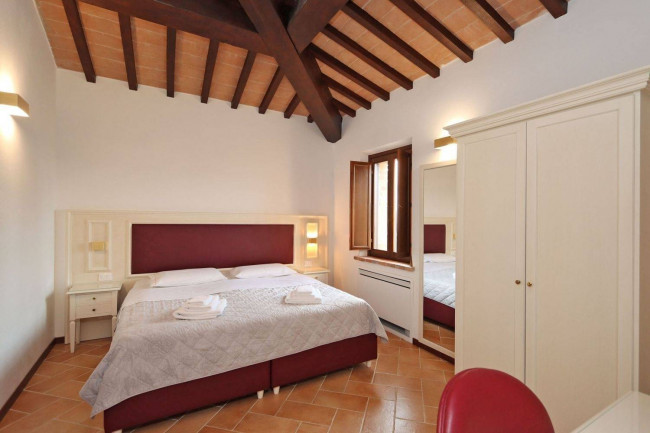 Casale ristrutturato di ampia superficie con piscina e ampio terreno in posizione dominante e panoramica in vendita a Chiusi