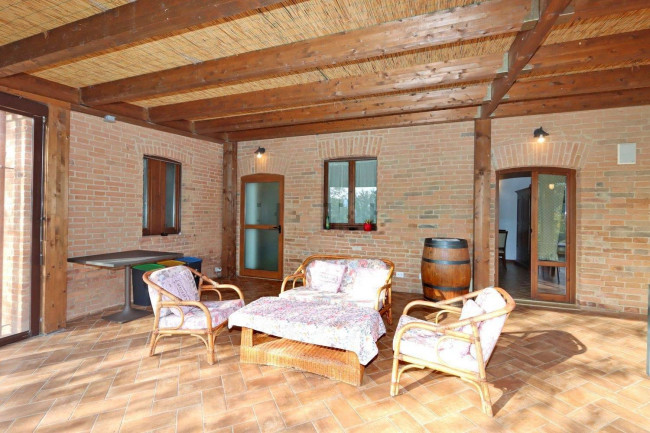 Casale ristrutturato di ampia superficie con piscina e ampio terreno in posizione dominante e panoramica in vendita a Chiusi