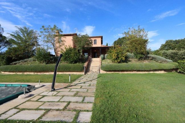 Casale ristrutturato di ampia superficie con piscina e ampio terreno in posizione dominante e panoramica in vendita a Chiusi