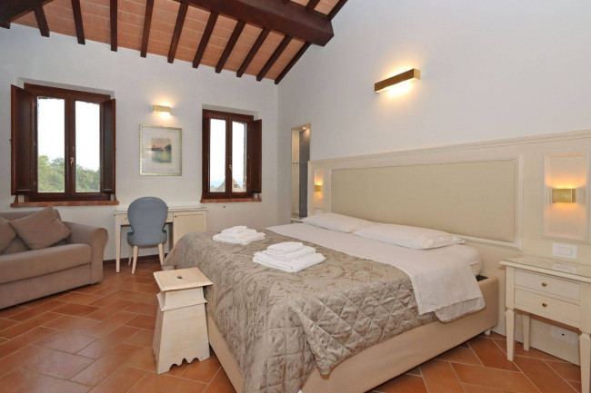 Casale ristrutturato di ampia superficie con piscina e ampio terreno in posizione dominante e panoramica in vendita a Chiusi