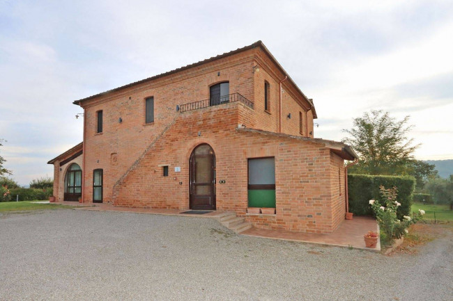 Casale ristrutturato di ampia superficie con piscina e ampio terreno in posizione dominante e panoramica in vendita a Chiusi