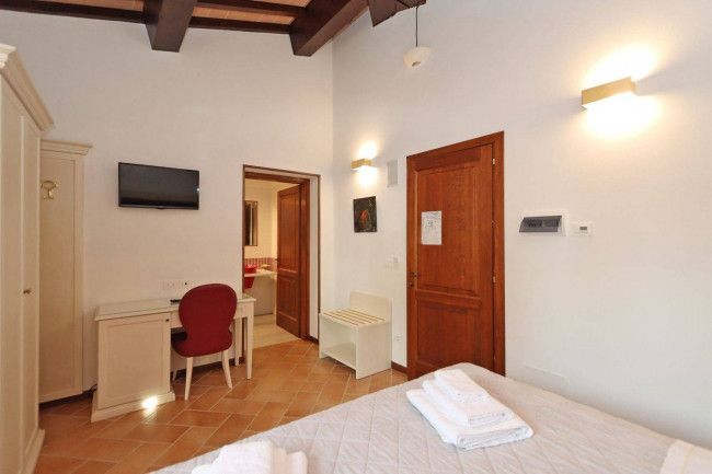 Casale ristrutturato di ampia superficie con piscina e ampio terreno in posizione dominante e panoramica in vendita a Chiusi