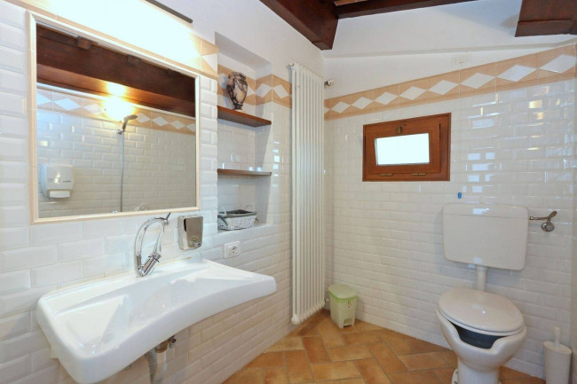 Casale ristrutturato di ampia superficie con piscina e ampio terreno in posizione dominante e panoramica in vendita a Chiusi