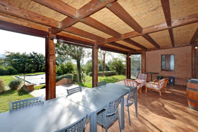 Casale ristrutturato di ampia superficie con piscina e ampio terreno in posizione dominante e panoramica in vendita a Chiusi