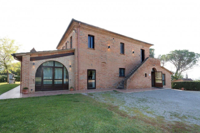 Casale ristrutturato di ampia superficie con piscina e ampio terreno in posizione dominante e panoramica in vendita a Chiusi