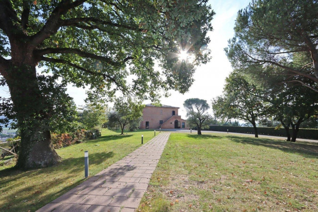 Casale ristrutturato di ampia superficie con piscina e ampio terreno in posizione dominante e panoramica in vendita a Chiusi