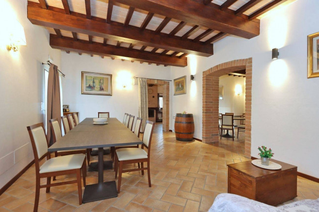 Casale ristrutturato di ampia superficie con piscina e ampio terreno in posizione dominante e panoramica in vendita a Chiusi