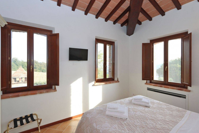 Casale ristrutturato di ampia superficie con piscina e ampio terreno in posizione dominante e panoramica in vendita a Chiusi