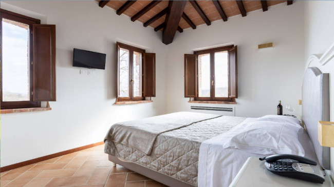 Casale ristrutturato di ampia superficie con piscina e ampio terreno in posizione dominante e panoramica in vendita a Chiusi