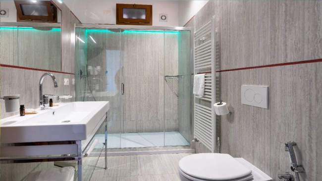 Casale ristrutturato di ampia superficie con piscina e ampio terreno in posizione dominante e panoramica in vendita a Chiusi