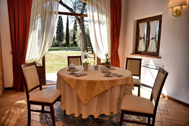 Casale ristrutturato di ampia superficie con piscina e ampio terreno in posizione dominante e panoramica in vendita a Chiusi