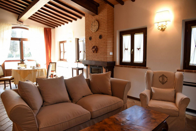 Casale ristrutturato di ampia superficie con piscina e ampio terreno in posizione dominante e panoramica in vendita a Chiusi