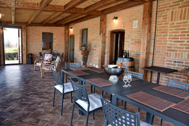 Casale ristrutturato di ampia superficie con piscina e ampio terreno in posizione dominante e panoramica in vendita a Chiusi