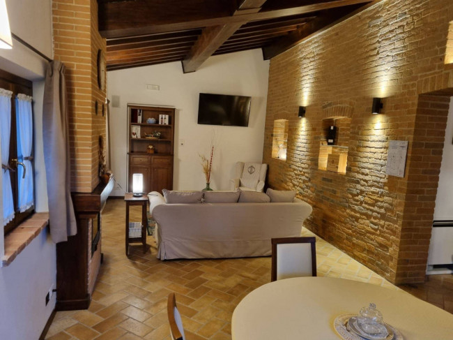 Casale ristrutturato di ampia superficie con piscina e ampio terreno in posizione dominante e panoramica in vendita a Chiusi