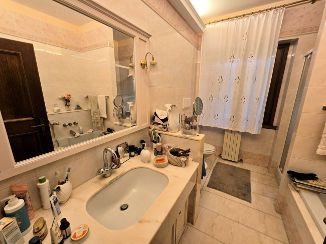 Villa di ampia superficie divisa in due appartamenti con annessi giardino e piscina in vendita a Pistoia