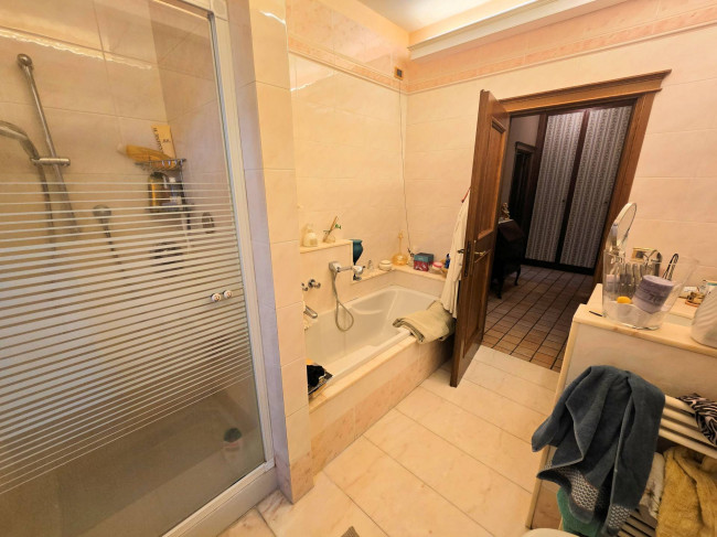 Villa di ampia superficie divisa in due appartamenti con annessi giardino e piscina in vendita a Pistoia