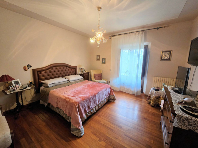 Villa di ampia superficie divisa in due appartamenti con annessi giardino e piscina in vendita a Pistoia