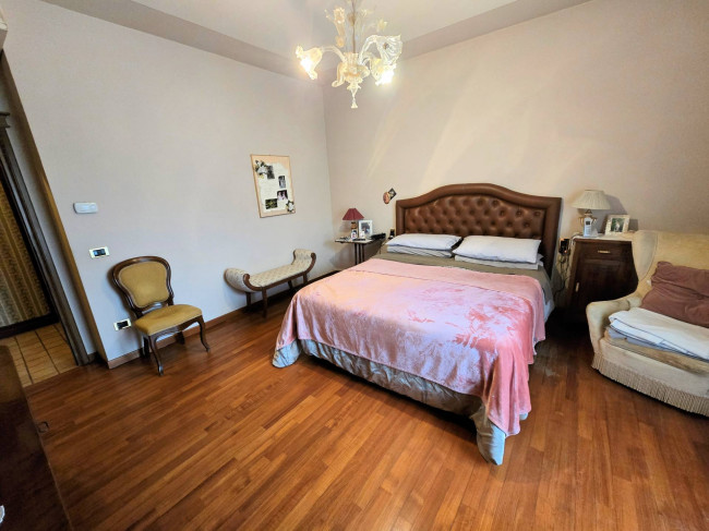Villa di ampia superficie divisa in due appartamenti con annessi giardino e piscina in vendita a Pistoia