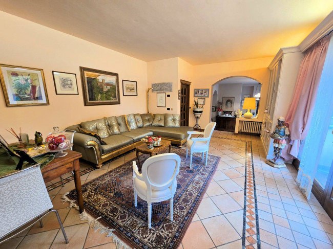 Villa di ampia superficie divisa in due appartamenti con annessi giardino e piscina in vendita a Pistoia