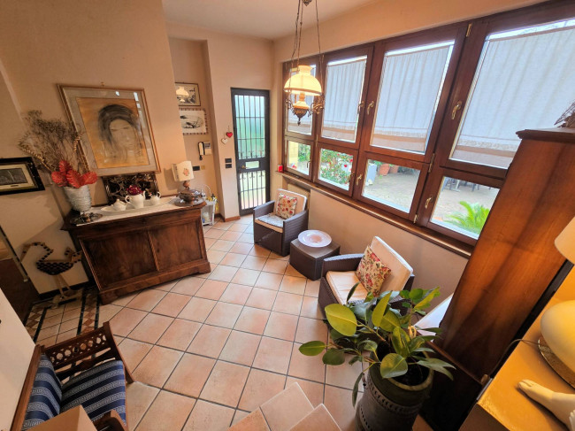 Villa di ampia superficie divisa in due appartamenti con annessi giardino e piscina in vendita a Pistoia