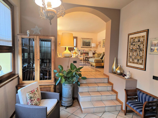 Villa di ampia superficie divisa in due appartamenti con annessi giardino e piscina in vendita a Pistoia