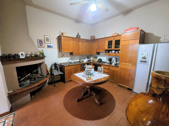 Villa di ampia superficie divisa in due appartamenti con annessi giardino e piscina in vendita a Pistoia