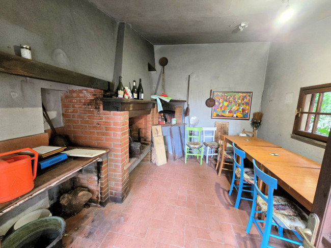Villa di ampia superficie divisa in due appartamenti con annessi giardino e piscina in vendita a Pistoia