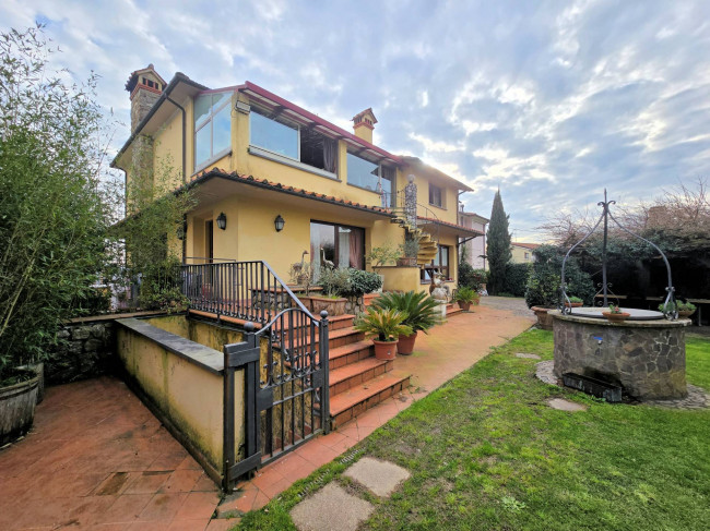 Villa di ampia superficie divisa in due appartamenti con annessi giardino e piscina in vendita a Pistoia