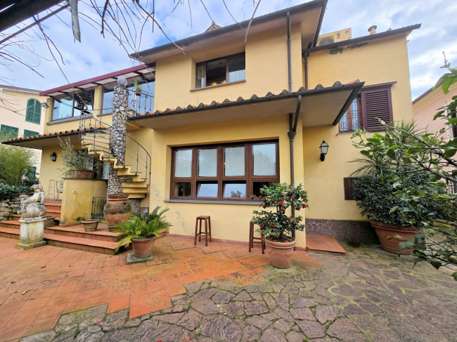 Villa di ampia superficie divisa in due appartamenti con annessi giardino e piscina in vendita a Pistoia
